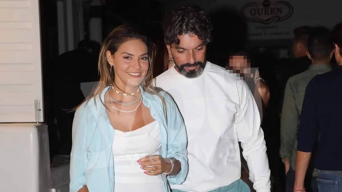 Με μικροσκοπικό λευκό μπικίνι η Βρισηίδα Ανδριώτου στη Μύκονο -  Τα "καυτά" φιλιά στην παραλία με τον Μαρτίκα