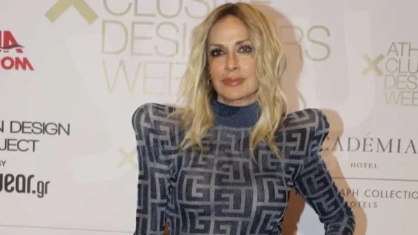 Με λεοπάρ μπικίνι και ατημέλητη - Η Άννα Βίσση παραμένει κορμάρα στα 64 της