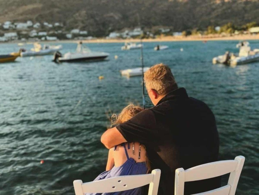 Ο Αντώνης Ρέμος ψαρεύει με την κόρη του στην Ίο