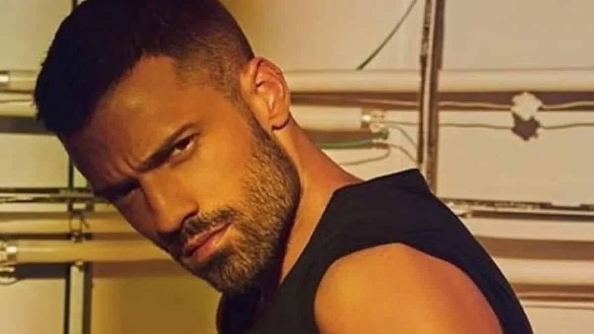 «Σέρφερ - λής» - Ο Κωνσταντίνος Αργυρός δαμάζει τα κύματα και το χαίρεται!