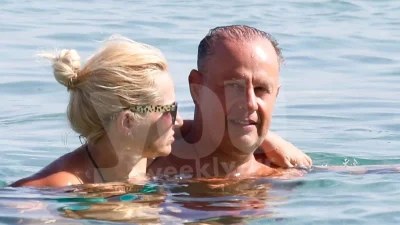 Σπάνιες φωτογραφίες που ήρθαν στο φως - Στην παραλία με ολόσωμο μαγιό και τον Αλεβιζόπουλου αγκαλιά η Μπεκατώρου