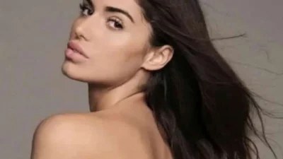 Πόζαρε με έντονο φούξια ολόσωμο στη Μύκονο και ''έριξε'' το instagram - Η νέα ανάρτηση της Ιωάννας Μπέλλα