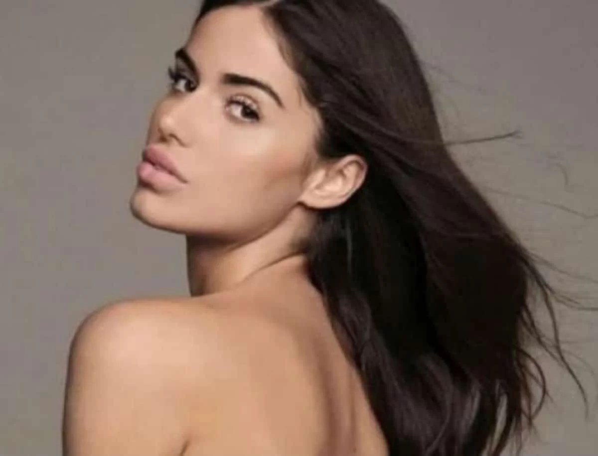 Πόζαρε με έντονο φούξια ολόσωμο στη Μύκονο και ''έριξε'' το instagram - Η νέα ανάρτηση της Ιωάννας Μπέλλα