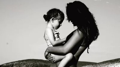 Έπαιζε πιάνο με πιάτο θέα όλο το Αιγαίο - Το συγκινητικό βίντεο με την κόρη του Ρέμου και της Μπόσνιακ