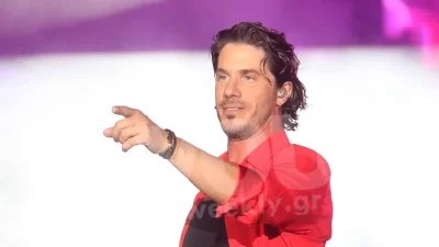 Στα στενά της Μυκόνου με παρέα "έκπληξη" ο Νίκος Οικονομόπουλος - Βίντεο από την βραδινή του έξοδο στο νησί
