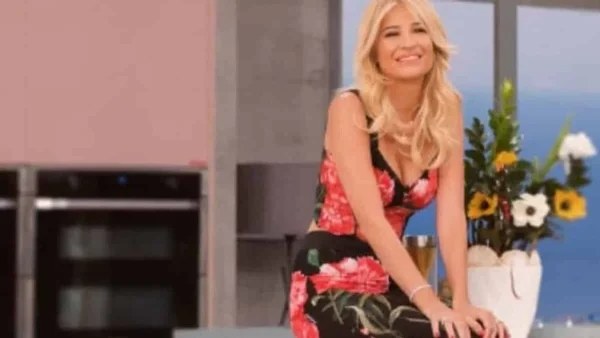 Με φλοράλ και αποκαλυπτικά κοψίματα - Η Φαίη Σκορδά εντυπωσίασε για άλλη μία φορά