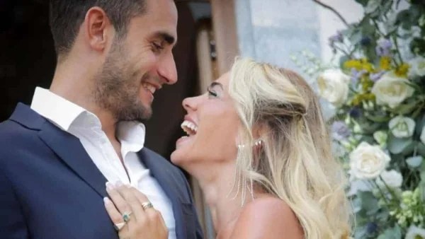 ''Έλιωσαν'' οι καλεσμένοι του γάμου - Ο ερωτικός χορός της Κόνι και του Καπότση με υπόκρουση Πανταζή