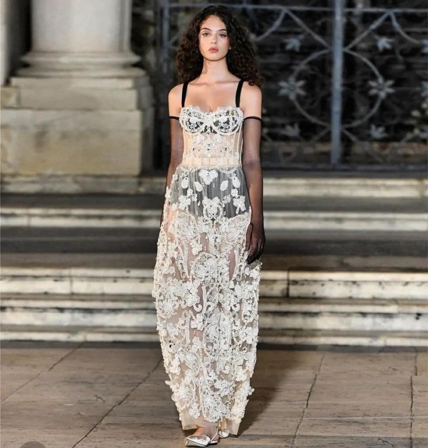 η Deva Cassel στο catwalk των D&G στη Σικελία