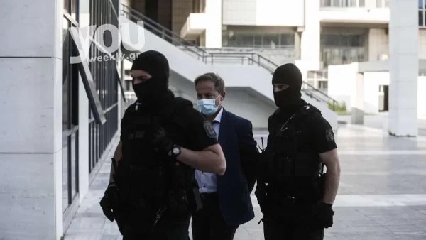 Δίκη Λιγνάδη: Η εικόνα του μαρτυρά την κακή του ψυχολογική κατάσταση - Τα πλάνα του σκηνοθέτη από το δικαστήριο