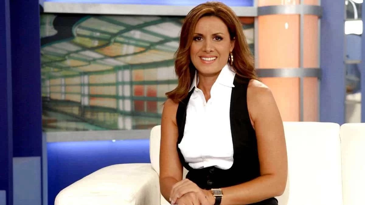 Άννα Δρούζα: Σπάνια εμφάνιση με φλοράλ φόρεμα σε παράσταση στην Επίδαυρο