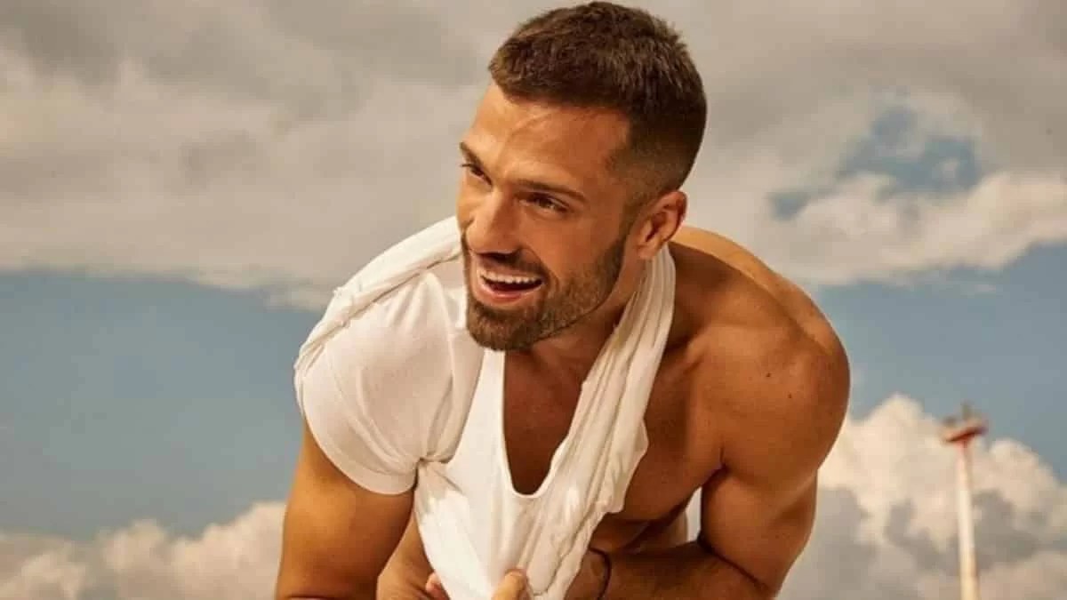 Κωνσταντίνος Αργυρός: ''Σκίζει'' τη θάλασσα και μας αφιερώνει το νέο του τραγούδι πάνω από το ταχύπλοό του