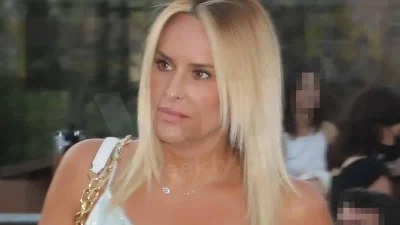 Με κοντό λευκό σορτσάκι και φουλ ανανεωμένη - Νέα εμφάνιση της Ασημακοπούλου μετά το διαζύγιο