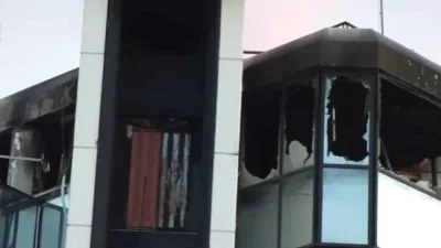 Εμπρησμός στη Real News - Καρέ καρέ το βίντεο με την είσοδο των μαυροφορεμένων δραστών