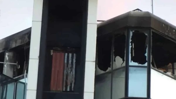 Εμπρησμός στη Real News - Καρέ καρέ το βίντεο με την είσοδο των μαυροφορεμένων δραστών