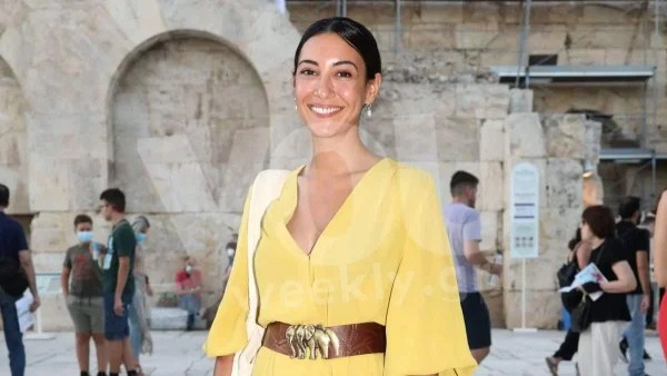 Κάτω από τα νερά του καταρράκτη στη Σαμοθράκη η Ευγενία Σαμαρά - Οι διακοπές της στην Ελλάδα μετά το Παρίσι