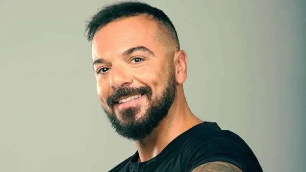 Τον τίμησαν δεόντως με βεγγαλικά - ''Πάτα με να σε πατώ'' σε μπαρ της Μυκόνου για τον Τριαντάφυλλο