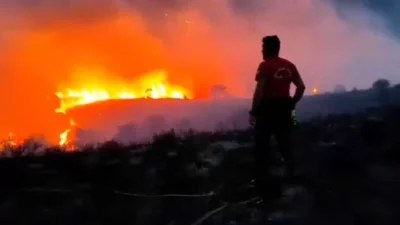 Ανεξέλεγκτη φωτιά καίει την Αχαΐα - Αναμένεται μήνυμα εκκένωσης από το 112