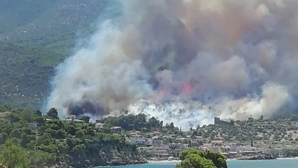 Φωτιά στο Πόρτο Γερμενό: Μήνυμα 112 για προληπτική εκκένωση του οικισμού Μύτικα