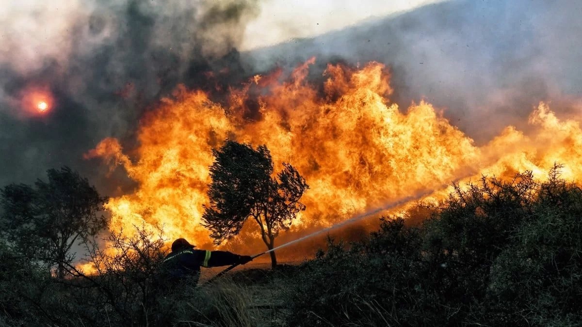 Φωτιά στο Ρέθυμνο - Νέες αναζωπυρώσεις και εκκενώσεις οικισμών
