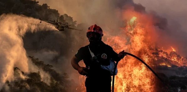 Έκτακτο δελτίο ΕΜΥ: Έρχονται θυελλώδεις άνεμοι - Φόβοι για αναζωπύρωση πυρκαγιών