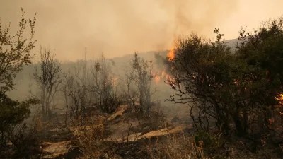 Φωτιά καίει το νότιο κομμάτι της Αλβανίας - Κινδυνεύουν συνορεύοντα ελληνικά χωριά