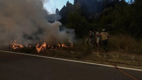 Φωτιά τώρα στην Μάνδρα - Εκκενώνονται περιοχές