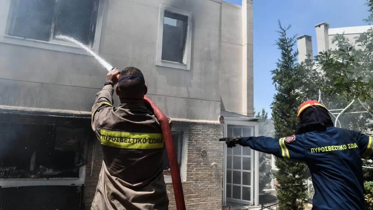 Φωτιά στα Μέγαρα: Μήνυμα του 112 για εκκένωση του χωριού Ζάχουλη προς Αλεποχώρι