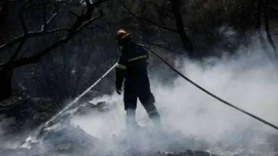 Υπό μερικό έλεγχο τέθηκε η φωτιά στους Σουλλάρους Κεφαλονιάς