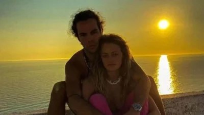 Full in love σε γαλαζοπράσινα νερά - H περίεργη στάση του Άγγελου Λάτσιου στα πόδια της Γαίας Μερκούρη