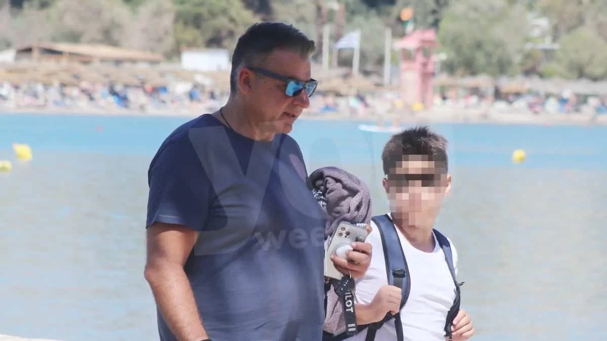 Αγκαλιά με τον σκύλο τους στην Τήνο - Οι βόλτες με το σκάφος συνεχίζονται για τον Γιώργο Λιάγκα και τους γιους του