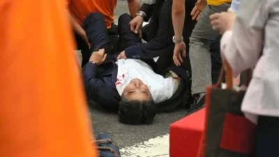 Σοκαριστικό συμβάν με τον πρώην πρωθυπουργό της Ιαπωνίας, Σίνζο Άμπε - Τον πυροβόλησαν πισώπλατα ενώ έδινε ομιλία
