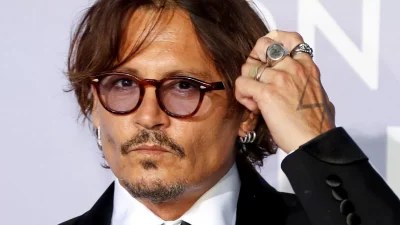 Χαμός για ένα αυτόγραφο του Johhny Depp - Τον υποδέχθηκε πλήθος έξω από εστιατόριο στο Παρίσι