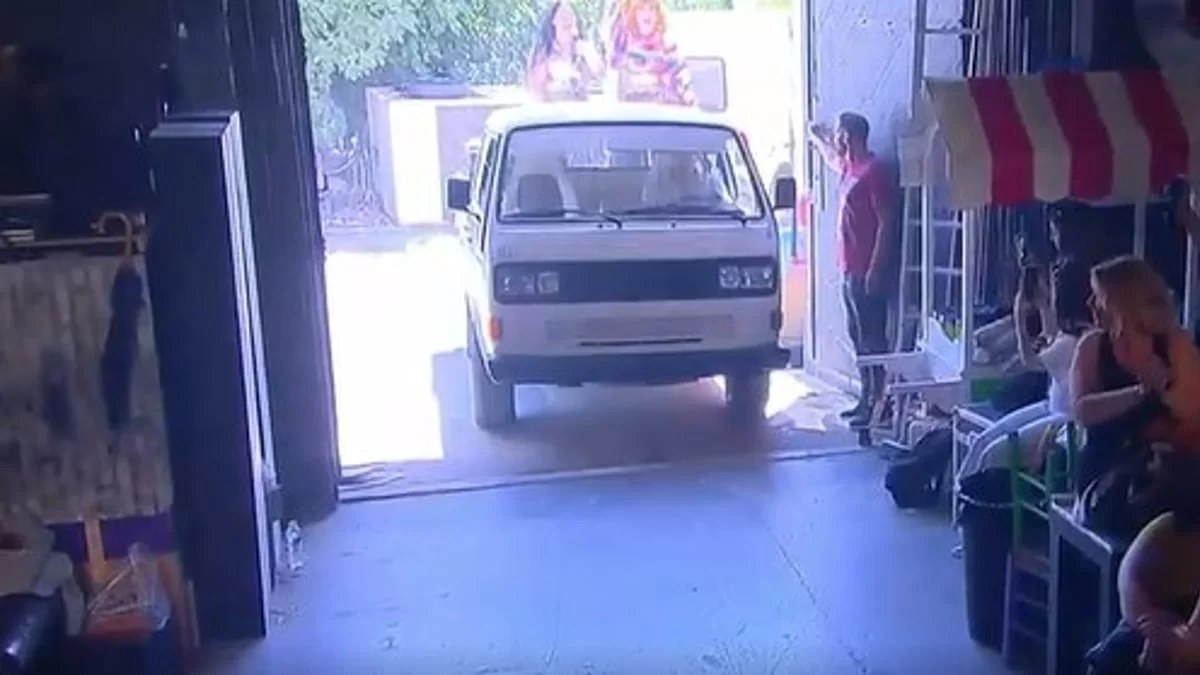 «Νικόλα, τα ‘μαθες;» - Η επική είσοδος της Βάνιας στο μεγάλο φινάλε της σεζόν του Καλό Μεσημεράκι