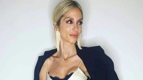 Στα πιο αδύνατά της με κοιλιακούς φέτες - Η αρετουσάριστη φωτογραφία της  Καρβέλα με μαγιό