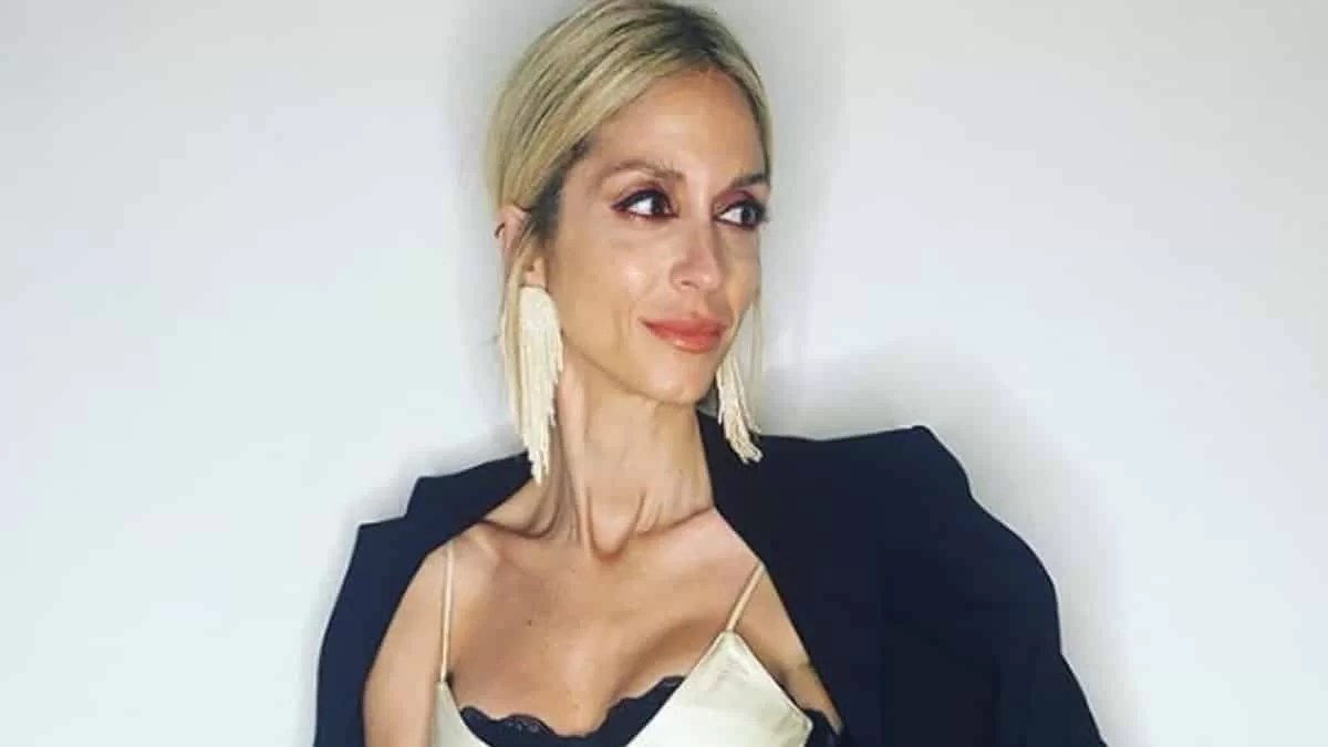 Στα πιο αδύνατά της με κοιλιακούς φέτες - Η αρετουσάριστη φωτογραφία της  Καρβέλα με μαγιό