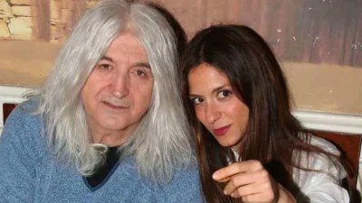 Φτυστή ο μπαμπάς και η μαμά της - Η σπάνια φωτογραφία του Νίκου Καρβέλα με την κόρη του Σοφία