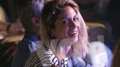 Ξαπλωμένη μπροστά από την πισίνα της στην Εκάλη - Έβαλε "φωτιές" η Σοφία Καρβέλα με το μαγιό της