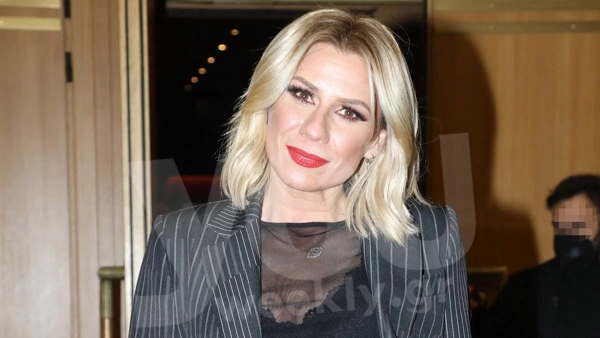 Βυθισμένη στην πισίνα με "καυτό μπικίνι" - Η Κατερίνα Καραβάτου "έριξε" το Instagram