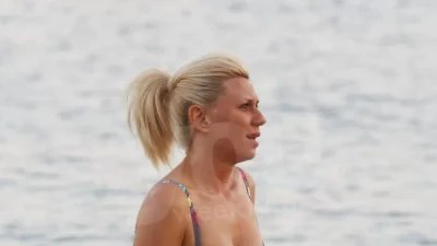 Φωτογραφίες από το 2015 στην Τήνο - Το πραγματικά αρετουσάριστο κορμί της Κατερίνας Καραβάτου με μπικίνι