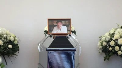 Σπαραγμός στο Α' Νεκροταφείο - Το τελευταίο «αντίο» στον Ηλία Νικολακόπουλο