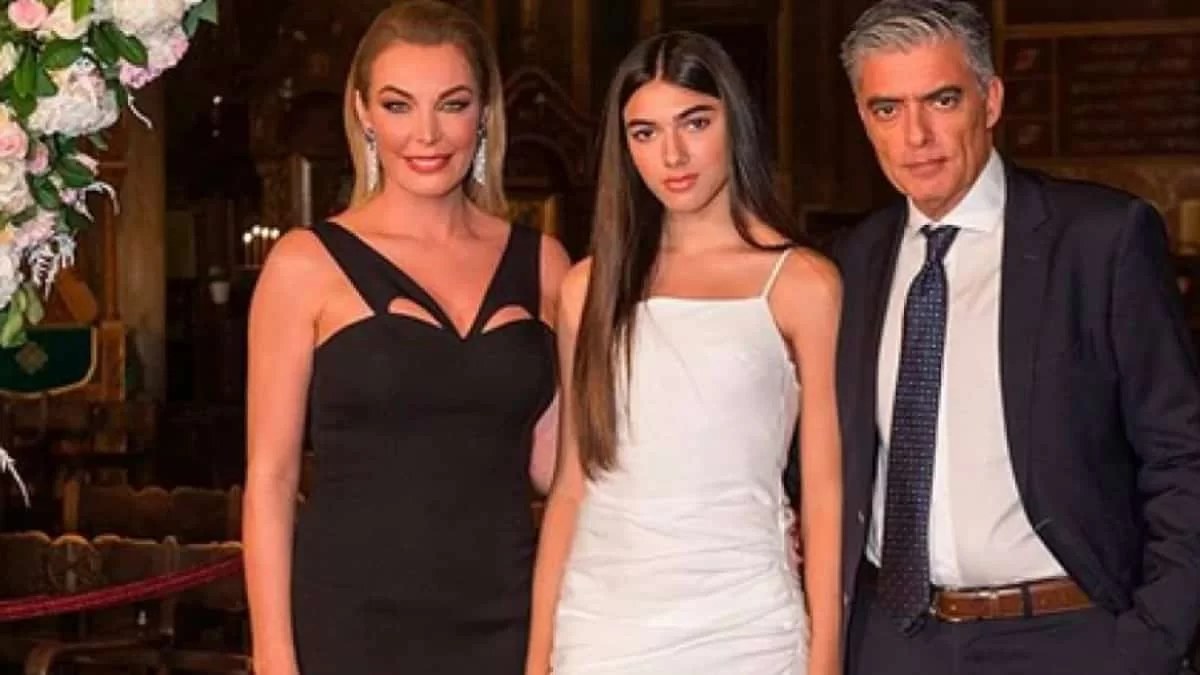 Με πορτοκαλί μάξι φόρεμα - Η φωτογραφία της καλλονής κόρης Στεφανίδου και Ευαγγελάτου από την αποφοίτησή της