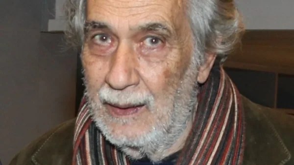 «Σε μία παραλία της Σερίφου...» - Ο Κώστας Αρζόγλου συγκλονίζει περιγράφοντας πώς τον σημάδεψε ο θάνατος της μητέρας του