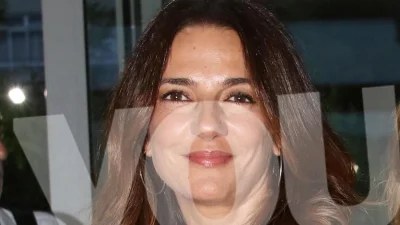 Έτσι όπως δεν την έχουμε ξαναδεί - Η Μαρία Λεκάκη ποζάρει τόπλες σε ερημική παραλία