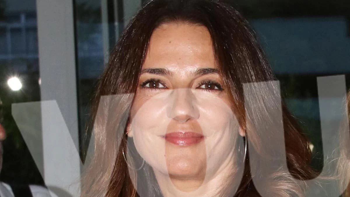 Έτσι όπως δεν την έχουμε ξαναδεί - Η Μαρία Λεκάκη ποζάρει τόπλες σε ερημική παραλία