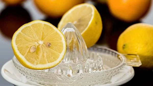 Ρίξε λίγες σταγόνες λεμόνι στα χέρια σου και τρίψε τα! Αυτό που κάνει ούτε που το φαντάζεσαι....