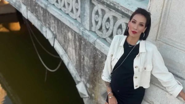 Μίνι με πούπουλα στο τελείωμα και στα μανίκια - Το αστραφτερό νυφικό της Σοφίας Λεοντίτση