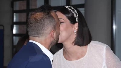 Με τα χέρια ενωμένα σαν να είναι "ένα" αποχώρησαν από το Δημαρχείο - Αποκλειστικές φωτογραφίες από τον γάμο της Σοφίας Λεοντίτση