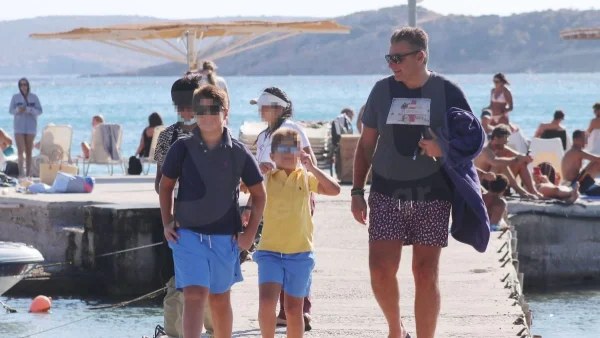 Μετά την Μύκονο ο Γιώργος Λιάγκας απολαμβάνει τις διακοπές στην Τήνο με τους γιους του - Οι αναρτήσεις στα social