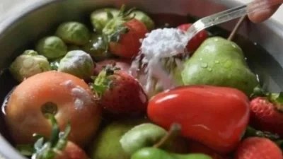 Ρίξε στα φρούτα σου λίγη μαγειρική σόδα και βάλτα στο ψυγείο - Το αποτέλεσμα θα σε εντυπωσιάσει