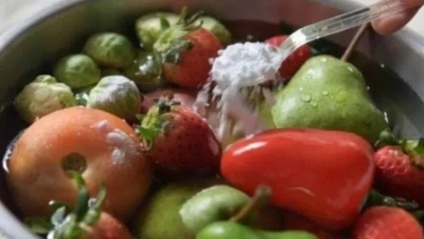 Ρίξε στα φρούτα σου λίγη μαγειρική σόδα και βάλτα στο ψυγείο - Το αποτέλεσμα θα σε εντυπωσιάσει